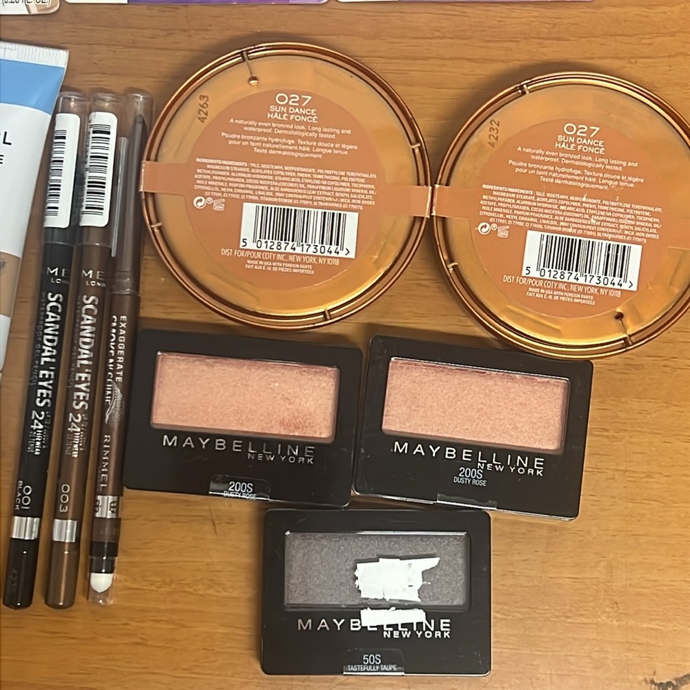 Makeup Bundle - Picture 2 of 5